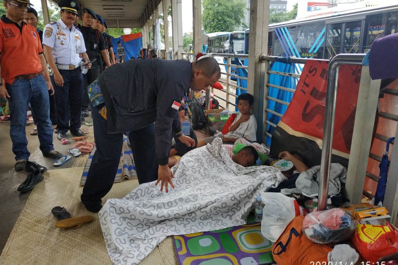 Warga Diizinkan Ngungsi di Halte Transjakarta sampai Rumah Bisa Ditempati Kembali