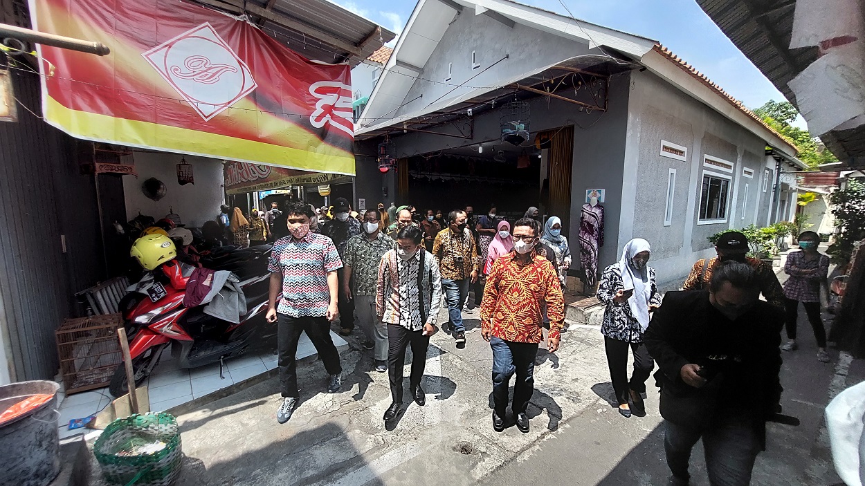 Wali Kota Solo Gibran Rakabuming Raka meninjau Kampung Batik Kauman, Sabtu (2/10). (MP/Ismail)