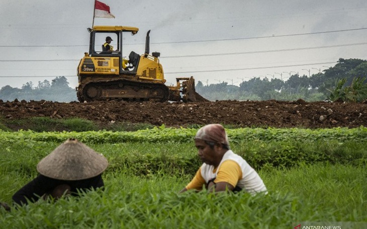 Pekerja mengoperasikan alat berat menyiapkan lahan untuk Tempat Pemakaman Umum (TPU) Rorotan, di Jakarta Utara, Selasa (5/1/2021). ANTARA FOTO/Aprillio Akbar/rwa.