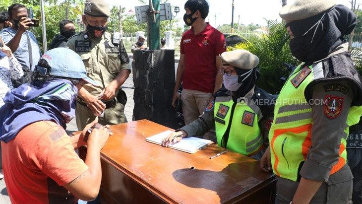   Petugas gabungan Pemkot Solo, Jawa Tengah melakukan razia masker. (MP/Ismail)