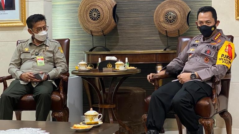 Kapolri Jenderal Listyo Sigit Prabowo bertemu dengan Menteri Pertanian Syahrul Yasin Limpo bersama jajaran di Ruang Rapat Kapolri, Mabes Polri, Jakarta, Senin (17/5). Foto: MP/Divisi Humas Polri