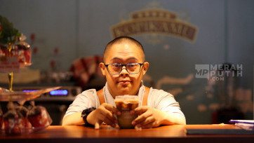 Mencicipi Secangkir Kopi Kekinian Karya Barista Disabilitas Down Syndrome di Kopi Kamu 