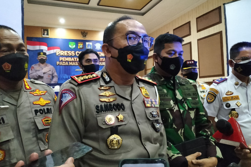 Direktur Lalu Lintas Polda Metro Jaya Kombes Pol Sambodo Purnomo Yogo saat ditemui wartawan usai jumpa pers terkait PPKM Darurat di Polda Metro Jaya, Rabu (14/7/2021) (ANTARA/Walda)