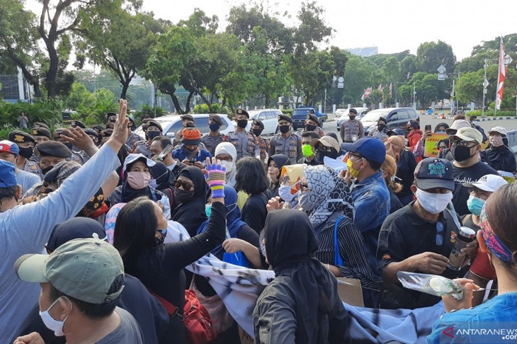 Massa aksi membentangkan poster berisi protes dalam demo tolak PPDB 2020 DKI Jakarta di Taman Ekspresi Monas, Jakarta Pusat, Jumat (3/7/2020) (ANTARA/Laily Rahmawaty)