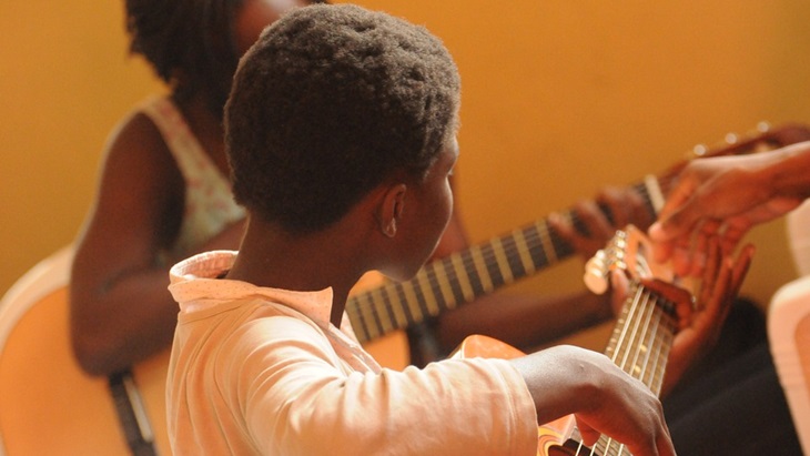Anak sedang belajar gitar. (Pixabay/ValeriaRodrigues)