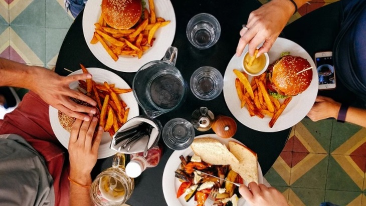 Tips Makan Bersama yang Aman di Tengah Pandemi Menurut Dokter
