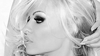 Pamela Anderson Undang Presiden Prancis ke Restonya