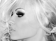 Pamela Anderson Undang Presiden Prancis ke Restonya