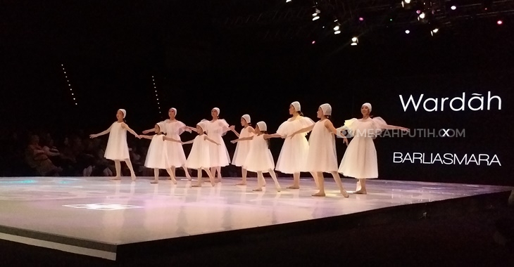 Konsep Balerina Anggun Milik Barli Asmara Curi Perhatian di Indonesia Fashion Week 