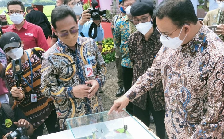Gubernur DKI Jakarta Anies Baswedan (kanan) saat peresmian pembangunan Kampung Susun Produktif Tumbuh Cakung, Jatinegara, Jakarta Timur, Kamis (7/10/2021). (ANTARA/Walda)