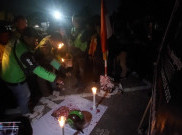 Peringati 7 Hari Kematian Affan Kurniawan, Ojol Solo Nyalakan Lilin dan Pasang Bendera Setengah Tiang
