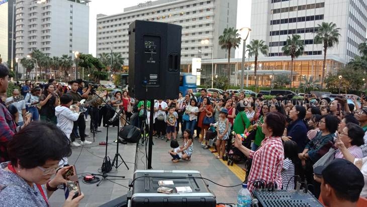 Anies Baswedan mendatangi pagelaran Christmas Carol di depan hotel Grand Hyatt, Jakarta Pusat, Kamis (18/12) sore. (Foto: MP/Asropih)