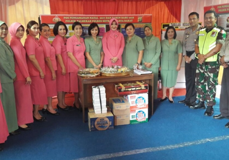 Sambangi Pos Pam Lilin Jaya 2017, Ibu-ibu Ini Justru Berikan Bantuan