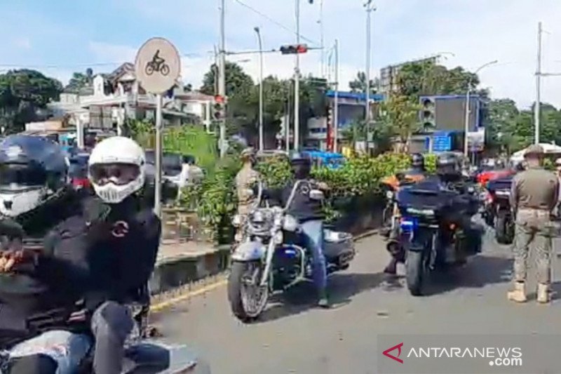 Pengendara moge terabas ganjil-genap di Bogor. (Foto: Antara)