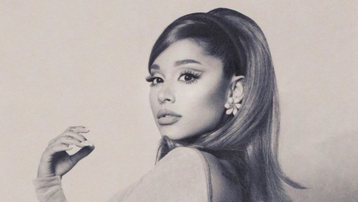 Ariana Grande Jadi Sinterklas di Rumah Sakit Manchester