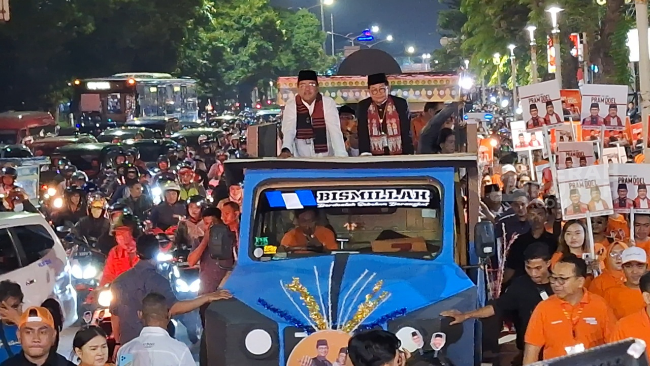 Pramono-Rano Naik Oplet Ambil Nomor Urut di KPUD Jakarta