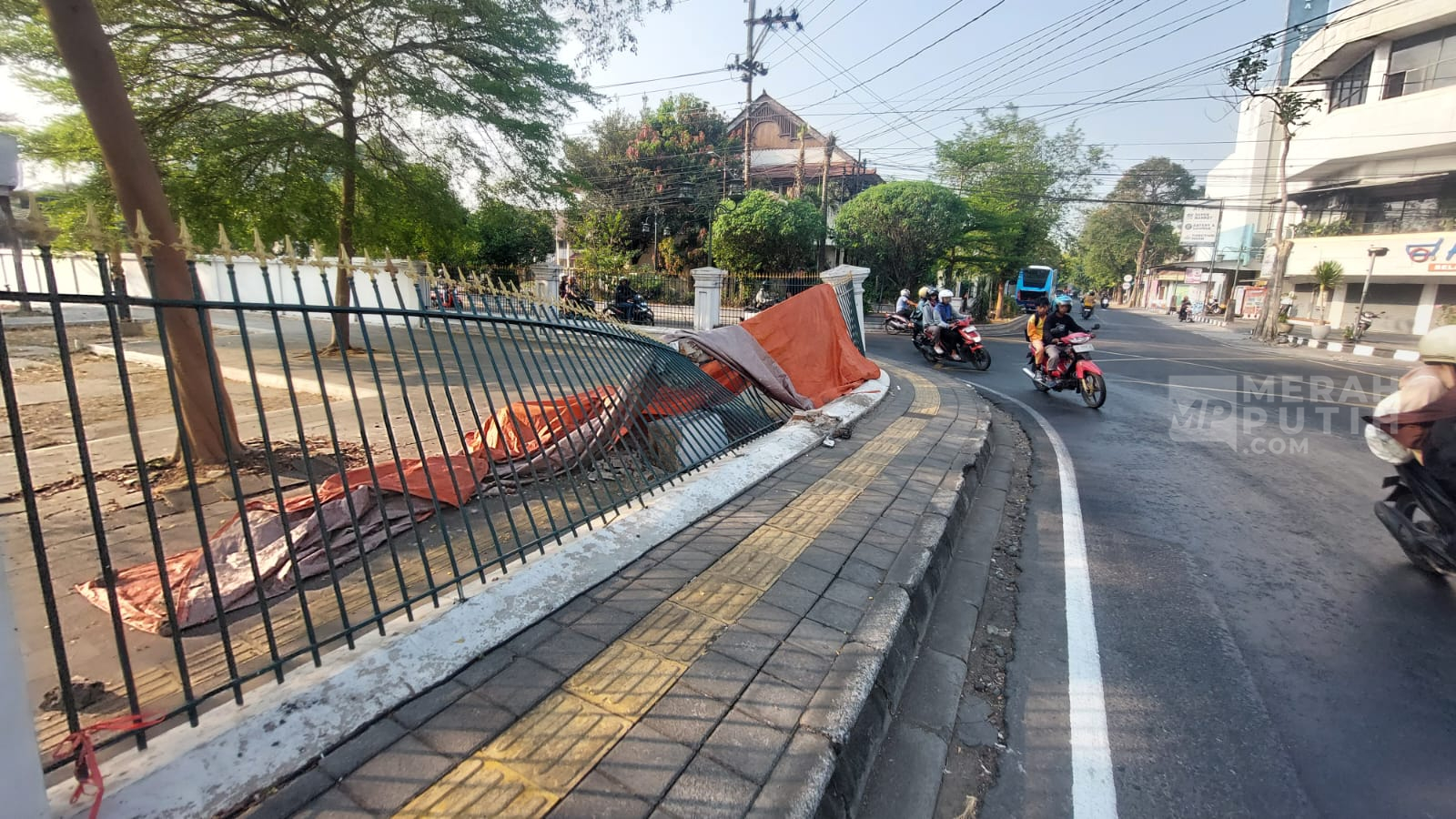 Mobil Tabrak Tembok Cagar Budaya Mangkunegaran hingga Roboh, Perbaikan Dilakukan Sesuai Aturan 