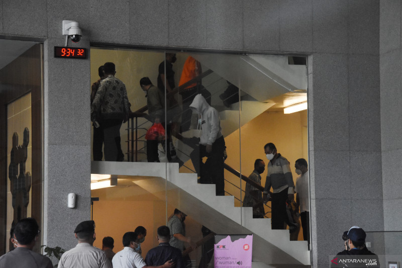 Para tersangka pemberi suap Bupati Probolinggo dan Politikus Nasdem. (Foto: Antara)