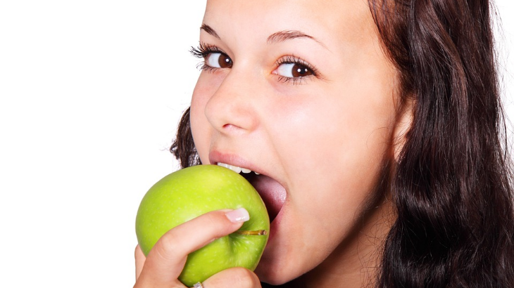 Konsumsi buah secara utuh. (Pixabay/PublicDomainPictures)