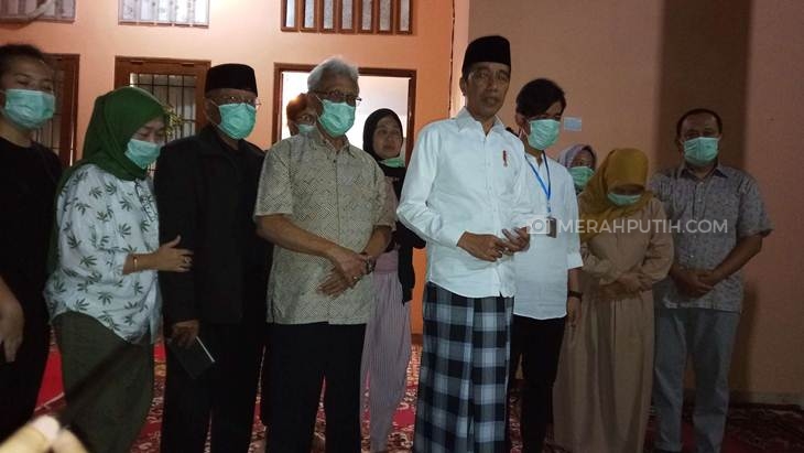 Presiden Jokowi memberikan keteragan terkait meninggalnya ibunda, Sujiatmi Notomiharjo di Solo, Jawa Tengah, Rabu (25/3).(MP/Ismail)