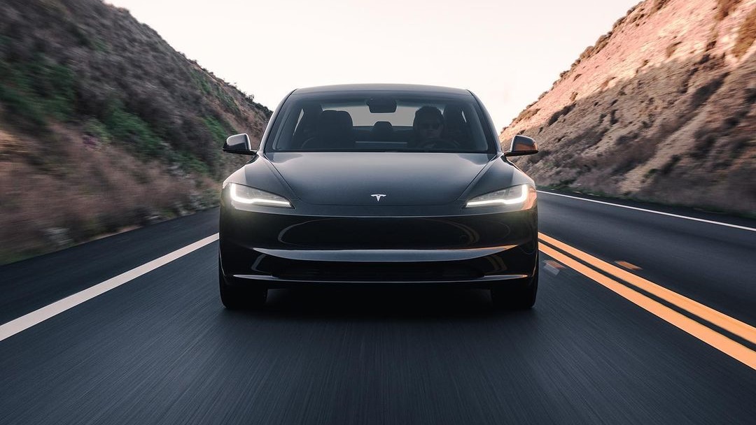 Tesla Tarik Lebih dari 2,2 Juta Mobilnya Karena Masalah Font Lampu Peringatan