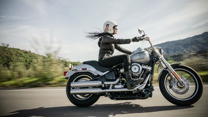 Girls, Mengemudi Sepeda Motor Jangan Lupa Safety Riding ya