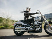 Girls, Mengemudi Sepeda Motor Jangan Lupa Safety Riding ya