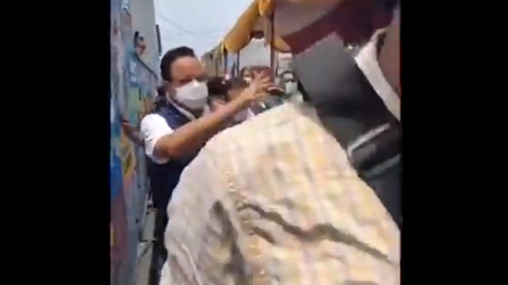 Viral Video Anies Terperosok ke Got saat Sapa Warga