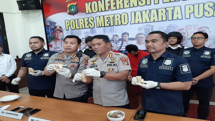 Kapolres Metro Jakarta Pusat Kombes Heru Novianto menunjukan barang bukti serta tersangka pengungkapan kasus narkoba sop iga di Polres Metro Jakarta Pusat, Senin (2/3/2020). Foto: MP/Kanu