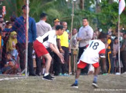 Jokowi Main Bola Bareng Anak-anak di Papua, Cetak 1 Gol lalu Kebobolan