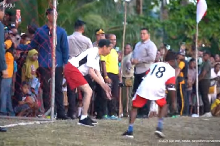 Jokowi Main Bola Bareng Anak-anak di Papua, Cetak 1 Gol lalu Kebobolan