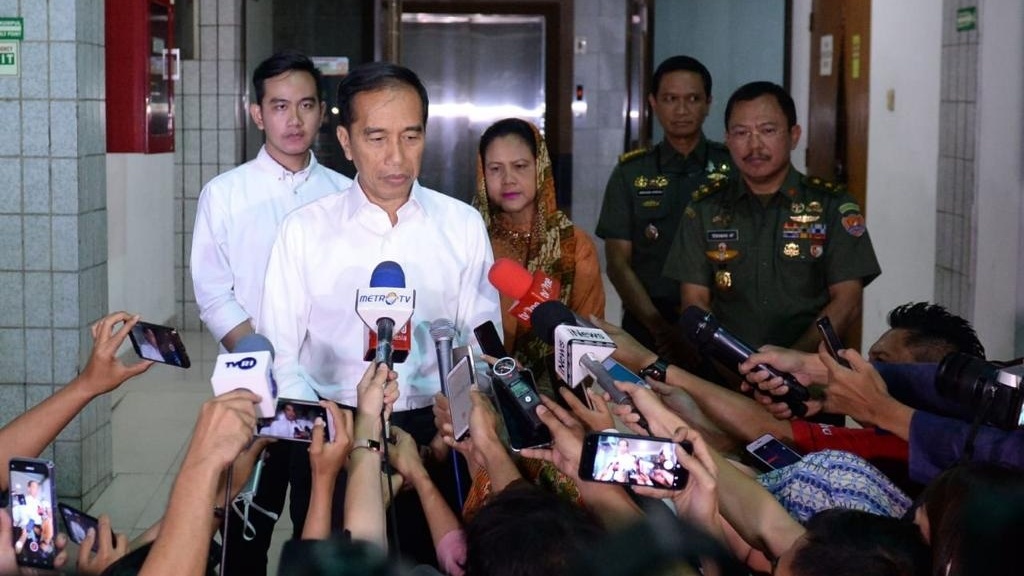 Presiden Jokowi menyampaikan kenangannya kepada Prof. Dr. B.J. Habibie usai melayat Presidenke-3 RI itu, di RSPAD Jakarta, Rabu (11/9) petang. (Foto: BPMI Setpres)