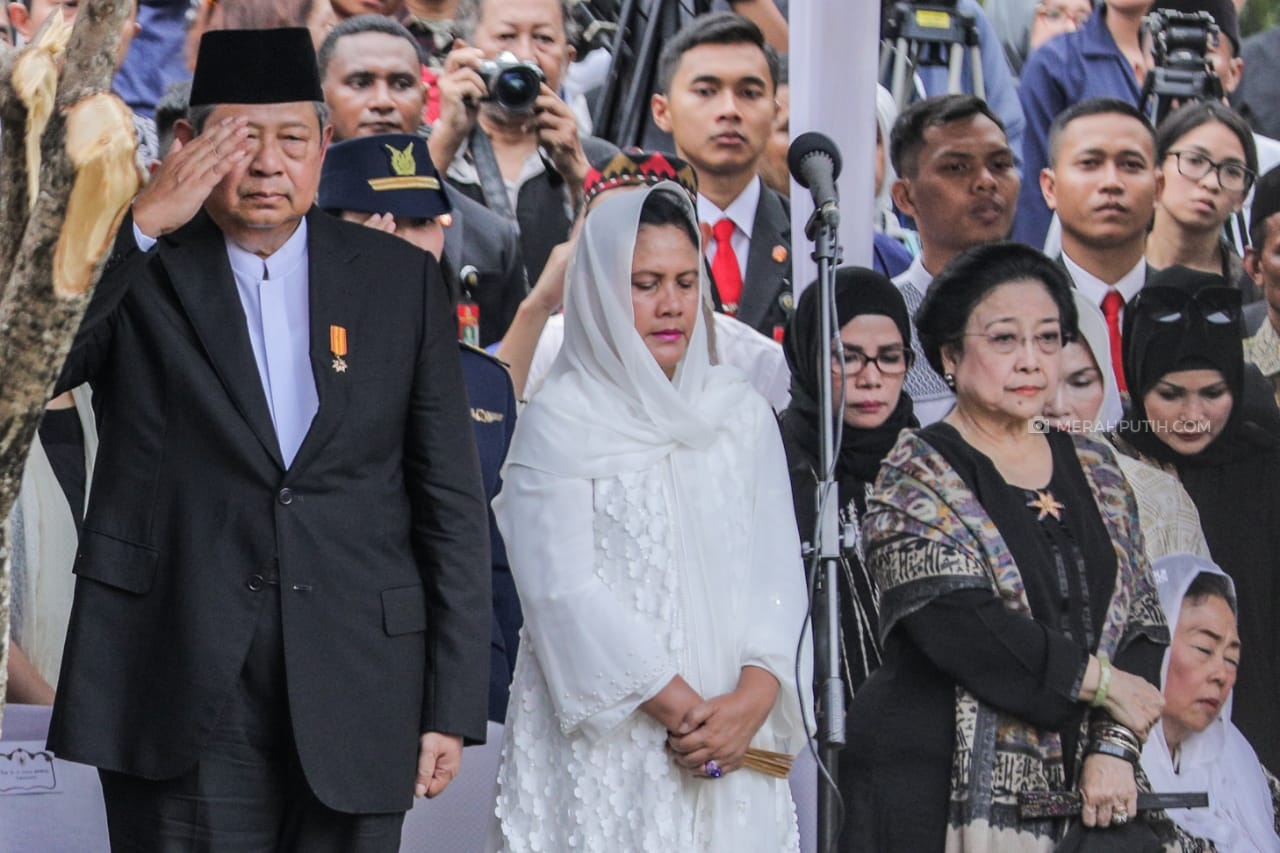 Hadiri Pemakaman Istri SBY, Megawati Dampingi Ibu Negara Dekat Pusara