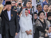 Hadiri Pemakaman Istri SBY, Megawati Dampingi Ibu Negara Dekat Pusara