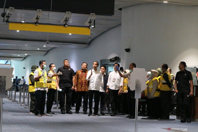 Presiden Joko Widodo mengecek fungsi "thermal scanner" dan "thermal gun" di bandara Soekarno Hatta, Tangerang, Jumat (13/3). (Foto : Desca Lidya Natalia).