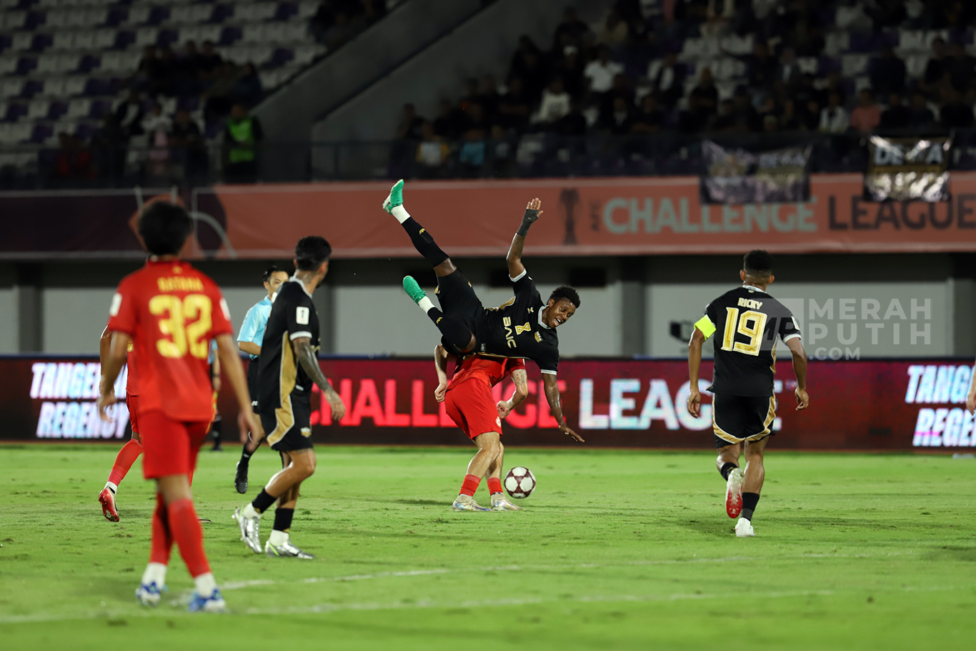Pesepak bola Dewa United Banten dihadang pemain Phnom Penh Crown pada pertandingan AFC Challenge League di Stadion Indomilk Arena, Kabupaten Tangerang, Banten, Minggu (26/10/2025).