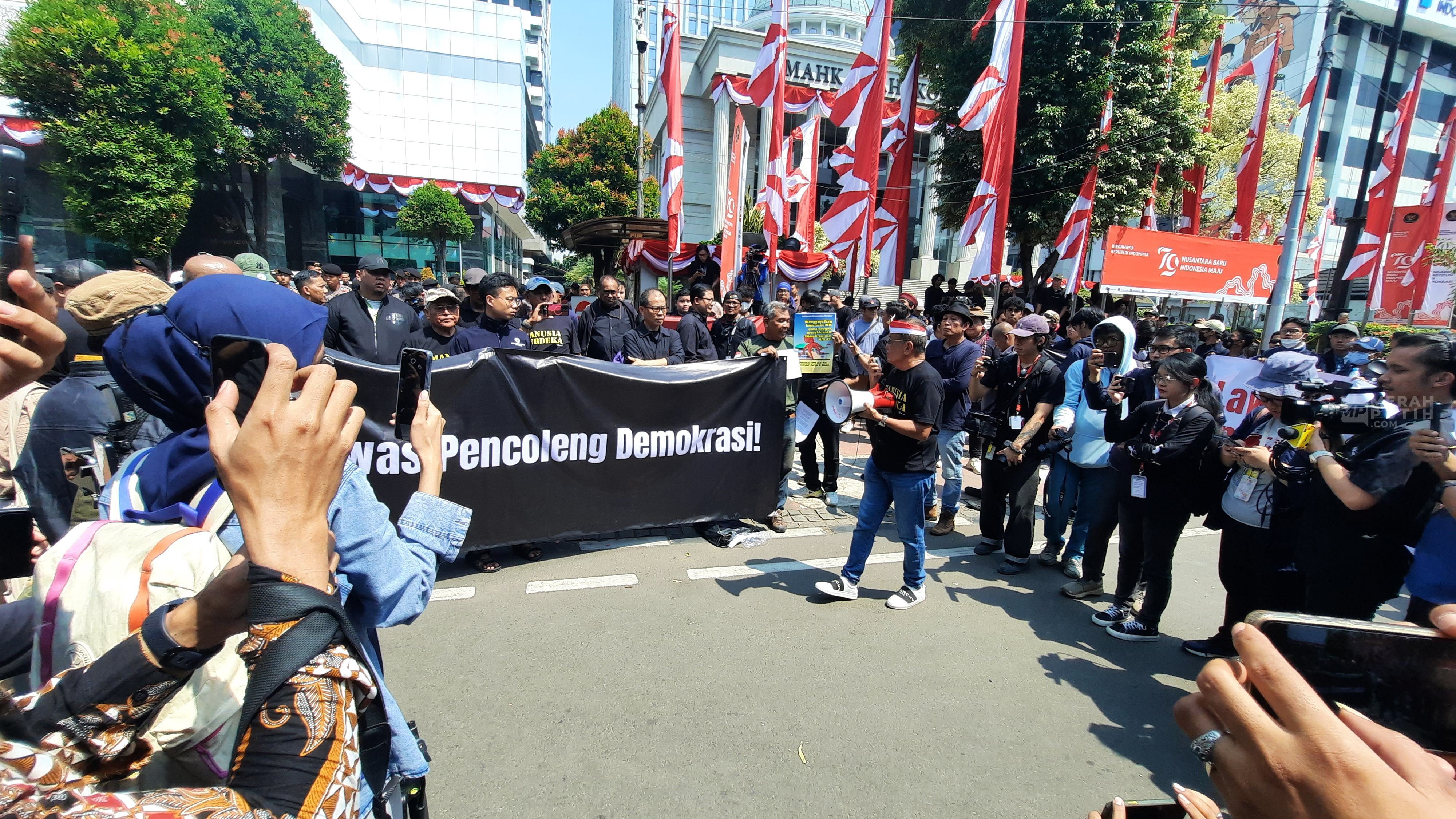 Unjuk Rasa Depan MK, Massa Teriak 'Selamatkan Demokrasi'