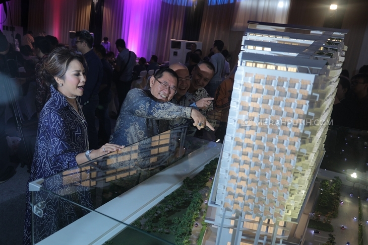 PT Jaya Bumi Cakrawala melakukan ground breaking Carstensz Residence yang juga dimeriakan oleh Diva Indonesia Titi DJ,  Sabtu, (23/3). (MP/Rizki Fitrianto)