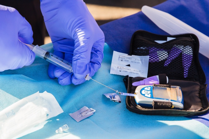 Caregiver bisa membantu menyuntikkan insulin. (Foto unsplash/@mchesin)