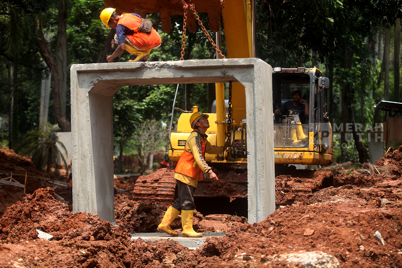 Eskavator mengangkat gorong-gorong saat pembangunan Taman Bendera Pusaka di Taman Ayodya Barito, Jakarta Selatan, Senin (27/10/2025).