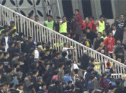 Suporter Ricuh saat Laga Persis Solo vs Persib di Manahan