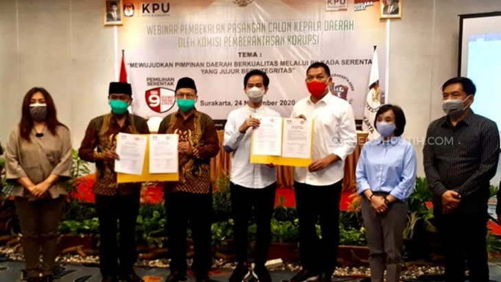  Kedua paslon Gibran-Teguh dan Bagyo-Supardjo menandatangani pakta integritas antikorupsi, Selasa (24/11). (MP/Ismail)