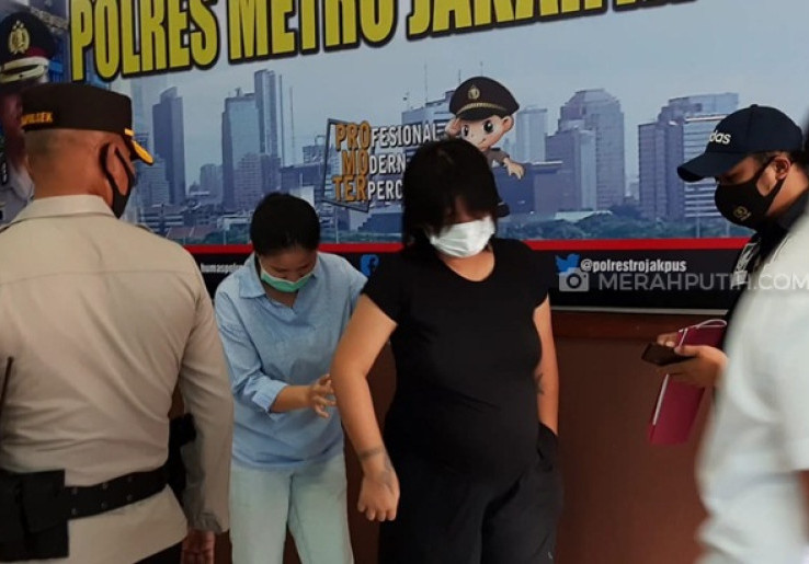 Wanita yang Mesum di Halte Bus Kramat Dibawa ke RS untuk Periksa Kejiwaan