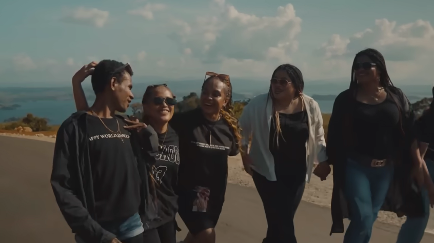 Lirik lagu Eh Aduh Kaka Yang Baju Hitam