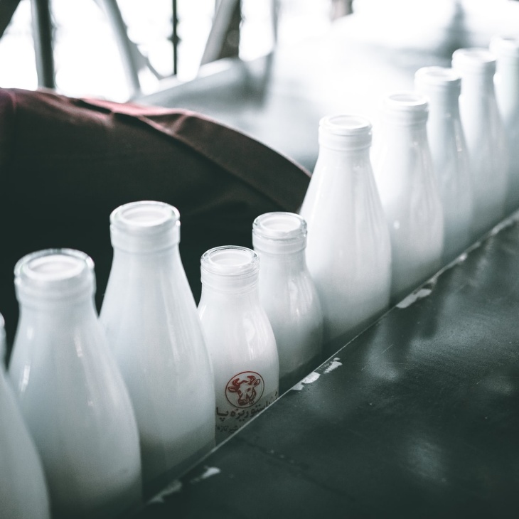 Siapkan sekotak susu tiap ingin makan pedas. (Foto Unsplash/Mehrshad Rajabi)