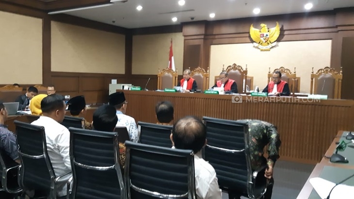 Gubernur Jawa Timur, Khofifah Indar Parawansa di ruang sidang. (MP/Ponco Sulaksono)