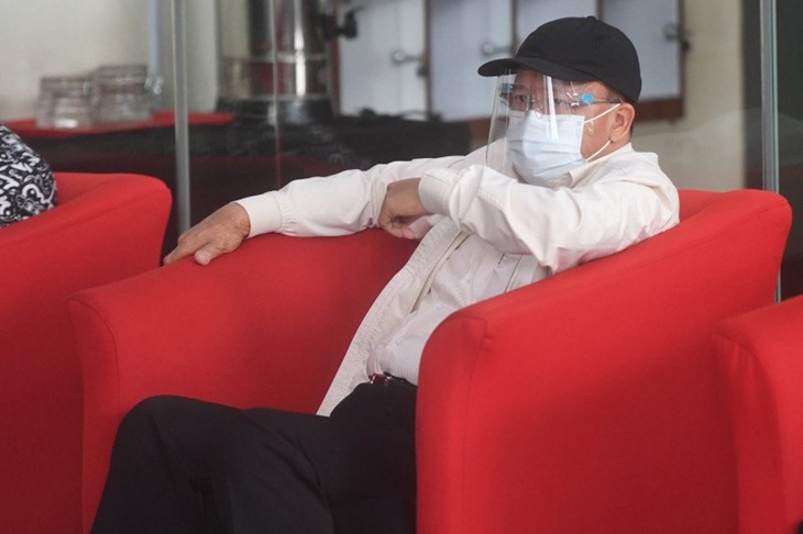 Gubernur Bengkulu Rohidin Mersyah menunggu jadwal pemeriksaan di gedung KPK, Jakarta, Senin (18/1/2021). ANTARA FOTO/Akbar Nugroho Gumay/aww.