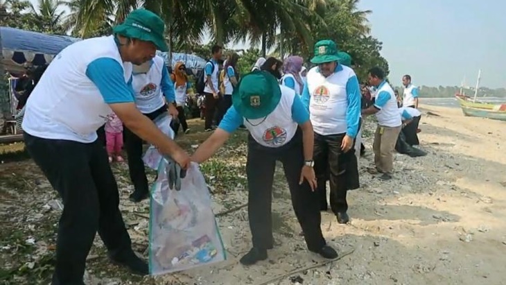Serunya Kerja Sama Masyarakat dan Kementerian Lingkungan Hidup dan Kehutanan Dalam Mengurangi Sampah di Laut