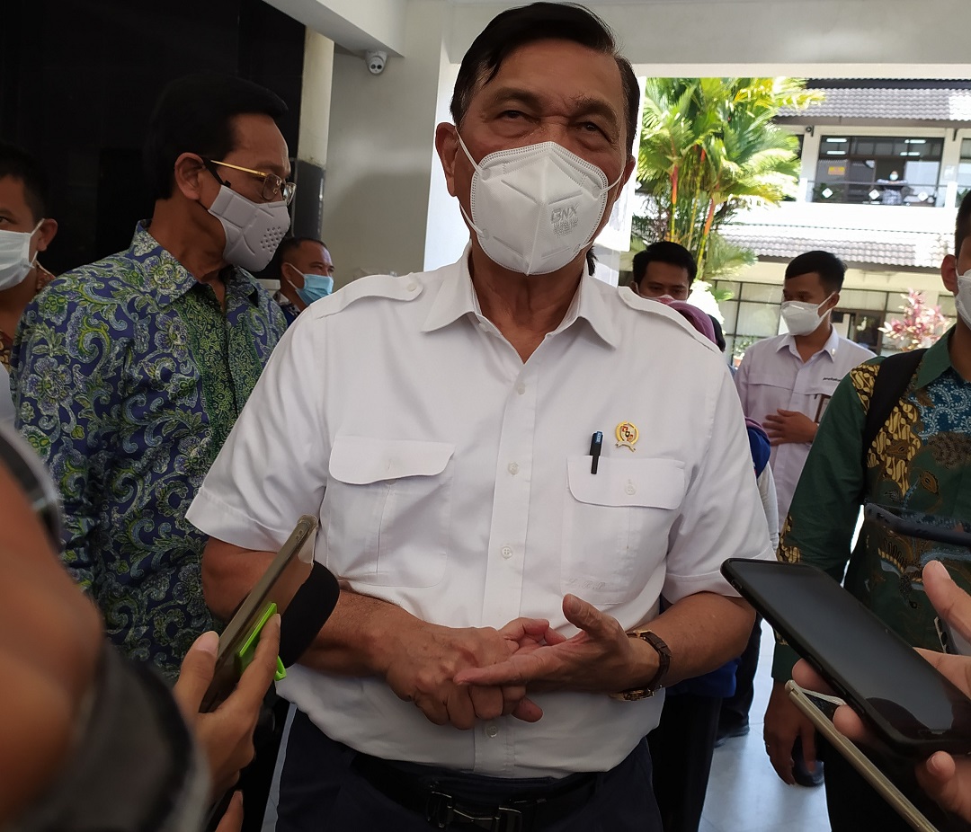 Menteri Koordinator Maritim dan Investasi Luhut Binsar Pandjaitan saat meninjau kegiatan vaksinasi di Pemkab Sleman, DIY. Foto: MP/Teresa Ika
