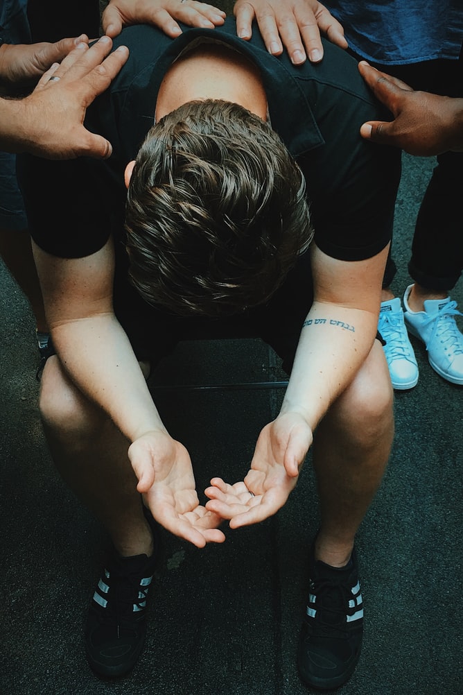 Cari orang terdekat yang bisa mendengarkanmu dengan baik. (Foto unsplash/jontyson)